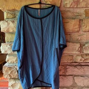 Cynthia Ashby oversized seersucker top